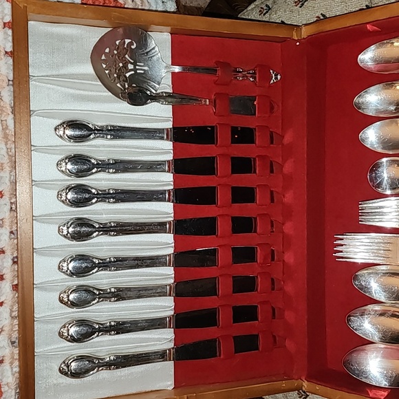 Original Vintage/Antique WM ROGERS SILVER SET WITH RED VELVET LINED BOX. - Picture 2 of 5